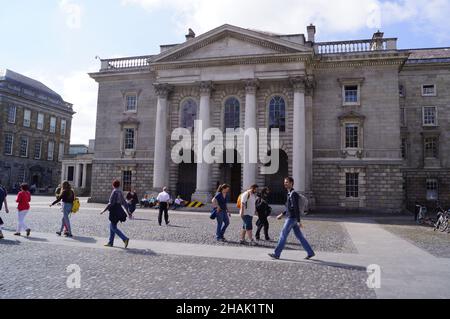 Dublin, Irlande : Trinity College, vue sur la façade de la salle des examens Banque D'Images