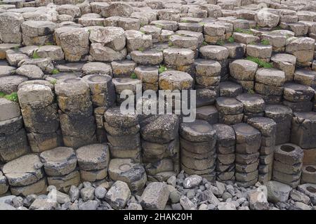 Bushmills, Irlande du Nord : vue rapprochée des colonnes de basalte de la chaussée des géants Banque D'Images