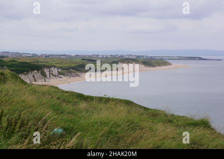 Vue panoramique sur la plage de Whiterocks à Portrush, Irlande du Nord (Royaume-Uni) Banque D'Images