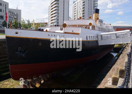 Belfast, Irlande du Nord (Royaume-Uni) : le SS Nomadic au Titanic Belfast, sur le site où le RMS Titanic a été construit Banque D'Images