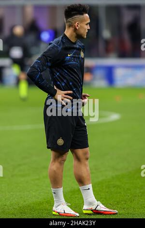 Milan, Italie.12th décembre 2021.Lautaro Martinez du FC Internazionale se réchauffe lors de la série Un match de football 2021/22 entre le FC Internazionale et Cagliari Calcio au stade Giuseppe Meazza, Milan, Italie le 12 décembre 2021 crédit: Agence de photo indépendante/Alamy Live News Banque D'Images