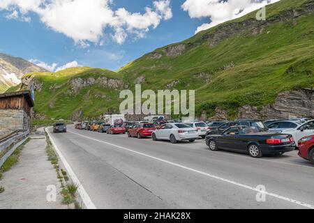 Manutention de blocs (Blockabfertigung) à Grossglockner Hochalpenstrasse (Grossglockner Road) en raison du surtourisme en été, Grossglockner, Autriche Banque D'Images