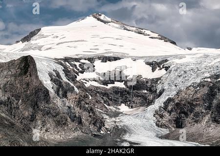 Vue sur le sommet de Johannisberg avec le glacier de Pasterze dans le parc national Hohe Tauern, massif de Grossglockner Banque D'Images