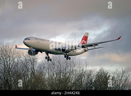 L'AIRBUS A-330 200 de NORDWIND AIRLINES, VP-BUA, approche de la piste 27 à l'aéroport John Lennon de Liverpool avec un envoi d'EPI de Moscou, en Russie Banque D'Images