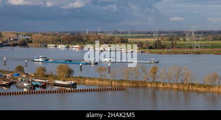 AMSTERDAM, PAYS-BAS - 04 novembre 2021 : vue aérienne du lac IJ d'Amsterdam avec deux navires de transport intérieur Banque D'Images