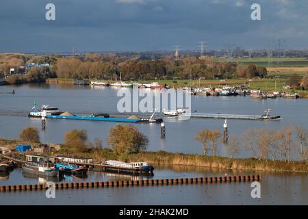 AMSTERDAM, PAYS-BAS - 04 novembre 2021 : vue aérienne du lac IJ d'Amsterdam avec deux navires de transport intérieur Banque D'Images