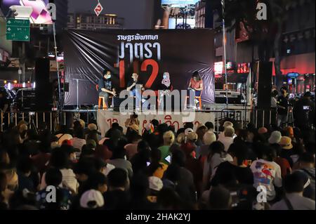 Bangkok, Thaïlande.12th décembre 2021.Le groupe Front Uni de Thammasat et de manifestation a organisé une activité pour le jugement du peuple pour protester contre l'article 112 du droit pénal qui punit ceux qui insultent, déférent ou menacent le Roi ou la Reine, à Bangkok, en Thaïlande, le 12 décembre 2021.(Photo par Edirach Toumlamoon/Pacific Press/Sipa USA) crédit: SIPA USA/Alay Live News Banque D'Images