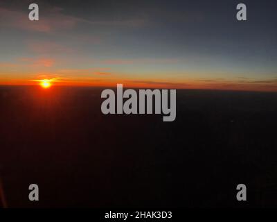 Coucher de soleil sur les nuages vus d'un avion en vol Banque D'Images