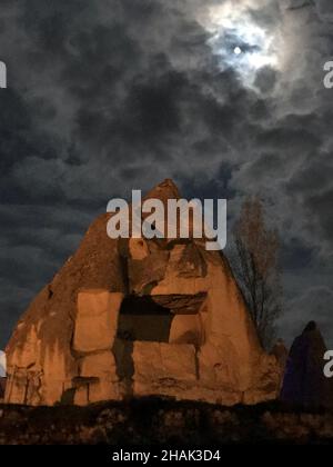 Formations rocheuses illuminées la nuit près de l'hôtel à Göreme dans la région de Cappadoce en Turquie Banque D'Images