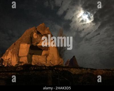 Formations rocheuses illuminées la nuit près de l'hôtel à Göreme dans la région de Cappadoce en Turquie Banque D'Images