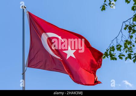 Drapeau national turc sur fond bleu ciel.République de Turquie, TR Banque D'Images