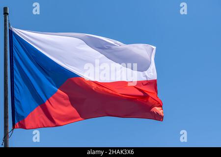 Drapeau national tchèque sur fond bleu ciel.République tchèque, CZ Banque D'Images