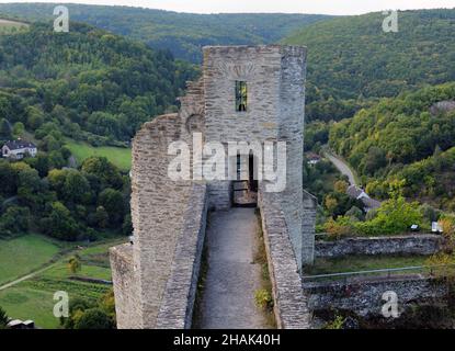 Ruine de l'ancien fort Burg Hohenstein avec les monts Taunus en arrière-plan près de Bad Schwalbach Hesse Allemagne lors D'Une belle journée d'automne Banque D'Images