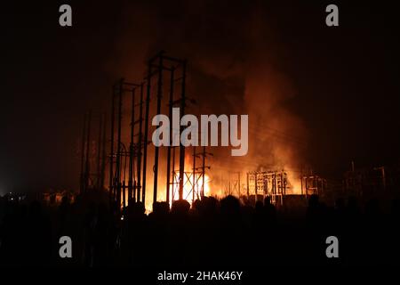 Kolkata, Bangal Ouest, Inde.13th décembre 2021.Les pompiers tiennent un tuyau flexible pour éteindre les flammes alors que des incendies massifs ont éclaté à Power House et près d'une usine de cire à Howrah, au Bengale occidental.(Credit image: © Dipa Chakraborty/Pacific Press via ZUMA Press Wire) Credit: ZUMA Press, Inc./Alamy Live News Banque D'Images