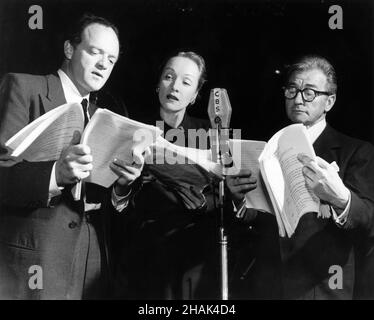 VAN HEFLIN MARLENE DIETRICH et CLAUDE RINS le 7th octobre 1948 répétition d'une production radiophonique de MADAME BOVARY à partir d'un roman de Gustave Flaubert à New York pour CBS (Columbia Broadcasting System) production de Fletcher Markle diffusée le 8th octobre 1948 Banque D'Images