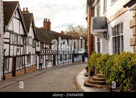 Cottages noirs et blancs à colombages le long de la rue pavée Mill Street dans la ville marchande Warwickshire de Warwick Banque D'Images