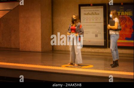 LISBOA, PORTUGAL - 19 octobre 2021: Lisboa, Portugal, octobre 19,2021: San Sebastinao deux jeunes femmes attendaient dans une station de métro pour leur train. Banque D'Images