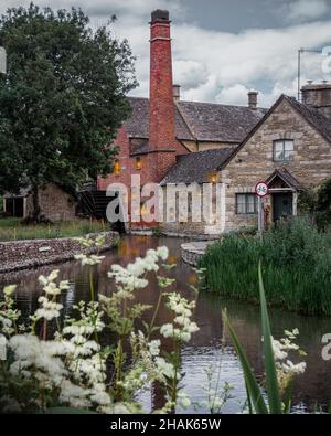 The Old Mill Museum, Lower Slaughter, Gloucestershire, Angleterre, Royaume-Uni.Le village est construit sur les deux rives du River Eye. Banque D'Images