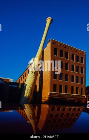 Entrée principale du musée Slugger de Louisville avec une batte géante dans le Kentucky Banque D'Images