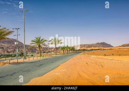 Route dans le désert d'Al Nefud, près de Jubbah, Arabie Saoudite. Banque D'Images