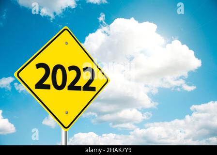 Le rendu tridimensionnel du panneau routier 2022 sur le ciel bleu représente la nouvelle année 2022, 3D illustration Banque D'Images