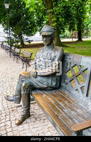 Inowroclaw, Pologne - 10 août 2021.Statue du général Wladyslaw Sikorski assise sur le banc Banque D'Images