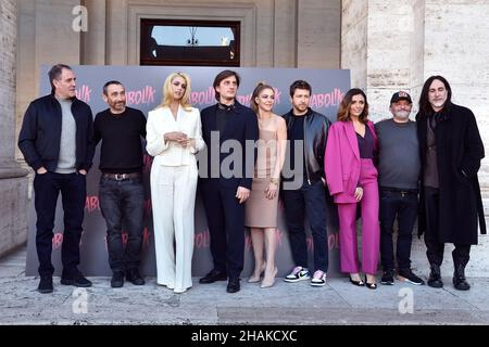 Rome, Italie.13th décembre 2021.ROME, ITALIE - DÉCEMBRE 13: Dans la photo les réalisateurs Antonio Manetti et Marco Manetti le Manetti Bros. Et la troupe avec Valerio Mastandrea, Miriam Leone, Luca Marinelli, Claudia Gerini, Alessandro Roja,Serena Rossi, Antonino Iuorio, Daniela Piperno, Pier Giorgio Bellocchio, les auteurs de la bande sonore Pivio & Aldo de Scalzi, l'auteur des pièces originales Manuel Agnelli et les producteurs Paolo Del Broccoassiste à la photo du film "Diabolik" au Space Cinema Moderno le 13 décembre 2021 à Rome,Italie.Credit: dpa/Alay Live News Banque D'Images