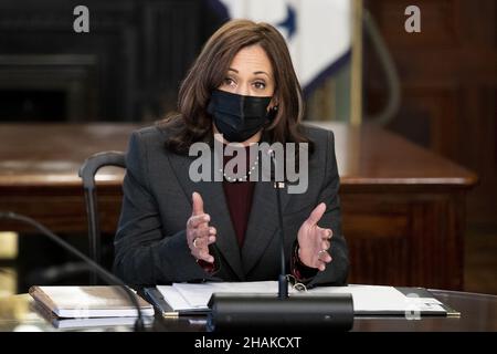 Washington, États-Unis.13th décembre 2021.LE vice-président AMÉRICAIN Kamala Harris participe à une réunion avec les PDG pour discuter des investissements du secteur privé en Amérique centrale, dans le bâtiment Eisenhower Executive Office du complexe de la Maison Blanche à Washington, DC, le lundi 13 décembre 2021.Photo de Michael Reynolds/UPI crédit: UPI/Alay Live News Banque D'Images