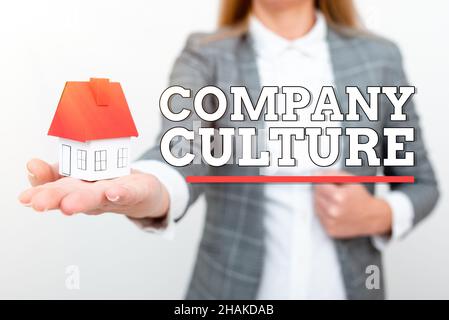Enseigne manuscrite Culture de l'entreprise.Mot pour l'environnement et les éléments dans lesquels les employés travaillent Une jeune femme d'affaires de la présente Maison dans Banque D'Images