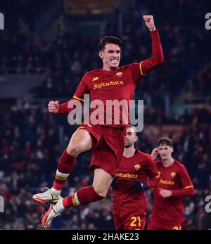 Rome, Italie.13th décembre 2021.Roger Ibanez, de Rome, célèbre son but lors d'un match de football de série A entre Roma et Spezia à Rome, en Italie, le 13 décembre 2021.Crédit: Alberto Lingria/Xinhua/Alay Live News Banque D'Images