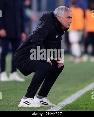 Rome, Italie.13th décembre 2021.L'entraîneur-chef de Rome, José Mourinho, se fait des gestes lors d'un match de football entre Roma et Spezia à Rome, en Italie, le 13 décembre 2021.Crédit: Alberto Lingria/Xinhua/Alay Live News Banque D'Images