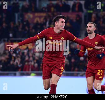 Rome, Italie.13th décembre 2021.Roger Ibanez, de Rome, célèbre son but lors d'un match de football de série A entre Roma et Spezia à Rome, en Italie, le 13 décembre 2021.Crédit: Alberto Lingria/Xinhua/Alay Live News Banque D'Images