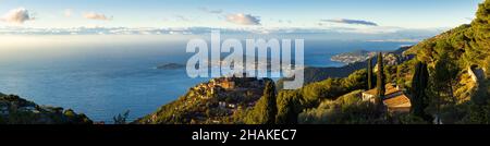 Le village d'Eze et la mer Méditerranée en été avec Saint-Jean-Cap-Ferrat.Provence-Alpes-Côte d'Azur, Côte d'Azur, France Banque D'Images