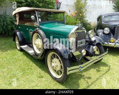 LOMAS DE ZAMORA - BUENOS AIRES, ARGENTINE - 05 décembre 2021: Photo d'un vieux modèle vert de Ford A 1928 Phaeton cabriolet cabriolet cabriolet cabriolet.CADEAA 2021 classique env Banque D'Images