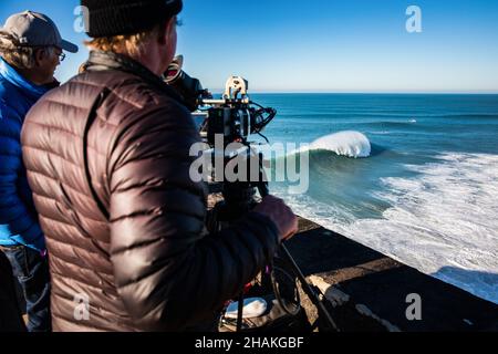 Nazaré, Portugal.13th décembre 2021.Une grande vague se brise sans personne pendant le DÉFI DE surf TUDOR Nazare Tow présenté par Jogos Santa Casa, à Praia do Norte à Nazare.Crédit : SOPA Images Limited/Alamy Live News Banque D'Images