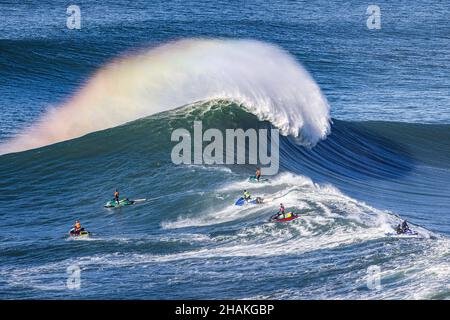 Nazaré, Portugal.13th décembre 2021.Une grande vague se brise sans personne pendant le DÉFI DE surf TUDOR Nazare Tow présenté par Jogos Santa Casa, à Praia do Norte à Nazare.Crédit : SOPA Images Limited/Alamy Live News Banque D'Images