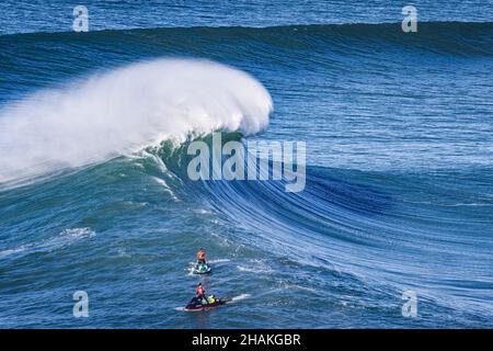 Nazaré, Portugal.13th décembre 2021.Une grande vague se brise sans personne pendant le DÉFI DE surf TUDOR Nazare Tow présenté par Jogos Santa Casa, à Praia do Norte à Nazare.Crédit : SOPA Images Limited/Alamy Live News Banque D'Images