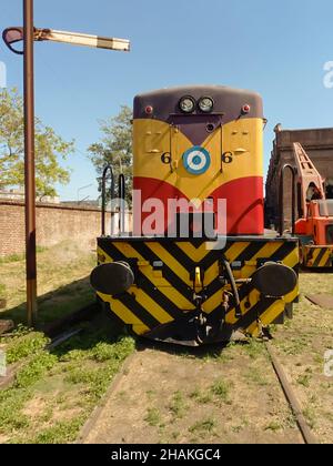 REMEDIOS DE ESCALADA - BUENOS AIRES, ARGENTINE - 22 novembre 2021 : locomotive diesel General Electric U13C 1962 six essieux 1420 ch.Service local argentin Banque D'Images