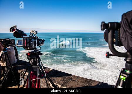 Nazaré, Portugal.13th décembre 2021.Une grande vague se brise sans personne pendant le DÉFI DE surf TUDOR Nazare Tow présenté par Jogos Santa Casa, à Praia do Norte à Nazare.Crédit : SOPA Images Limited/Alamy Live News Banque D'Images