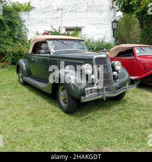 LOMAS DE ZAMORA - BUENOS AIRES, ARGENTINE - 10 décembre 2021: Vert vintage Ford modèle 48 V8 deux portes roadster 1935-1936 cabriolet.CADEAA 2021 classique Banque D'Images