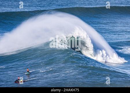 Nazaré, Portugal.13th décembre 2021.Une grande vague se brise sans personne pendant le DÉFI DE surf TUDOR Nazare Tow présenté par Jogos Santa Casa, à Praia do Norte à Nazare.(Photo de Henrique Casinhas/SOPA Images/Sipa USA) crédit: SIPA USA/Alay Live News Banque D'Images