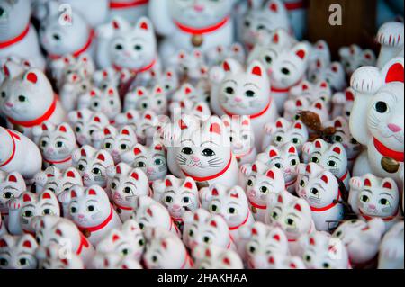 Des statues traditionnelles de chats, également connues sous le nom de maneki-neko, au temple de Gotokuji à Tokyo, au Japon. Banque D'Images