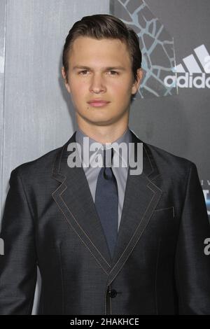 Ansel Elgort participe à la première de la série « The Divilierent Series: Insurrecent » de Summit Entertainment au théâtre Ziegfeld à New York le 16 mars 2015.Crédit photo : Henry McGee/MediaPunch Banque D'Images