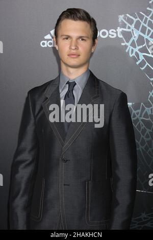 Ansel Elgort participe à la première de la série « The Divilierent Series: Insurrecent » de Summit Entertainment au théâtre Ziegfeld à New York le 16 mars 2015.Crédit photo : Henry McGee/MediaPunch Banque D'Images