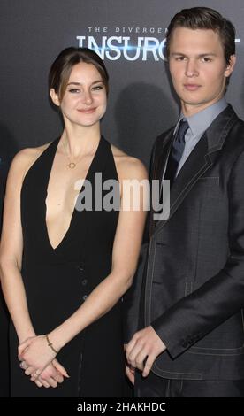 Shailene Woodley et Ansel Elgort assistent à la première de la série « The Diferly Series: Insurrecent » de Summit Entertainment au théâtre Ziegfeld à New York le 16 mars 2015.Crédit photo : Henry McGee/MediaPunch Banque D'Images