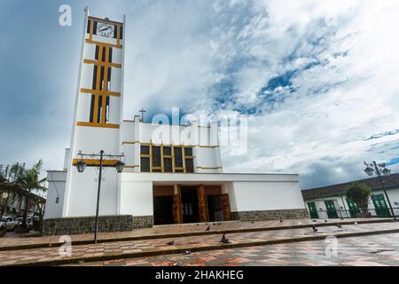 Sonson, Antioquia / Colombie - 19 novembre 2021.Cathédrale notre-Dame de Chiquinquirá de Sonsón Banque D'Images