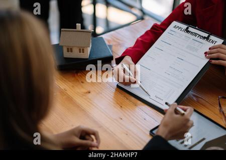 Le client signe les documents pour faire le contrat légalement, vente de maison et location de maison concept immobilier Banque D'Images