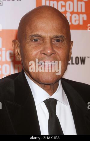 Harry Belafonte assiste au gala annuel de la Société du film remise du prix Chaplin annuel 38th à Sidney Poitier, à l'Alice Tully Hall du Lincoln Center, à New York, le 2 mai 2011.Crédit photo : Henry McGee/MediaPunch Banque D'Images