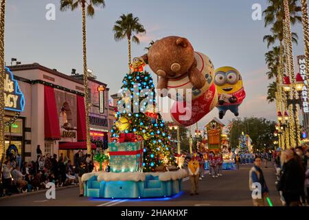 Universal's Holiday Parade avec Macy's.Ballons flottant dans les rues de Universal Studios Florida Banque D'Images