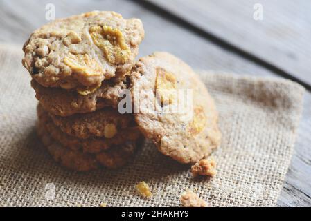 Biscuits pastille de chocolat sur le fond de la table de sac, gros plan biscuit cornflakes Banque D'Images